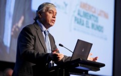 Ministro de Agricultura fue premiado por gremio de Monsanto