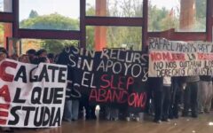Estudiantes protestan contra ministra de Ciencias por recorte de becas en el extranjero