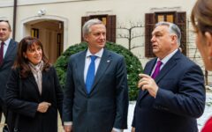 Líder de Hungría pierde la reelección: Kast lo había apoyado con video desde La Moneda